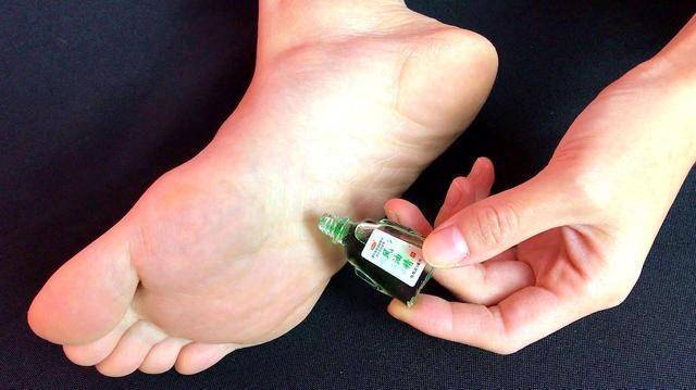 我们可以用藿香正气水泡脚,也可以排出一些水分.