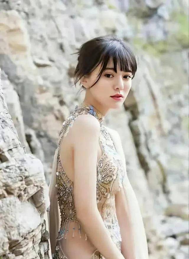 盛世美颜阿兰·达瓦卓玛性感迷人,才华横溢,歌声犹如天籁_月光_大雁