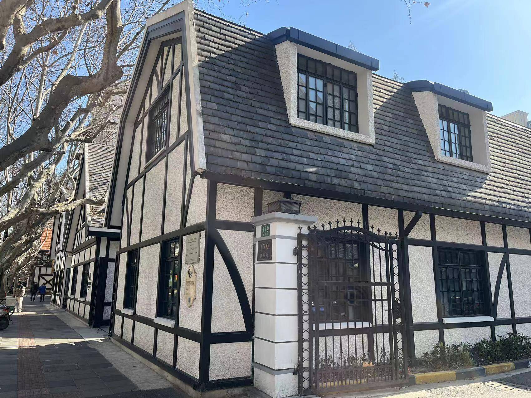 别墅之间 马路两边,不长的新华路上错落着百余套各式老洋房