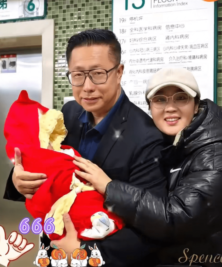 李阳喜得爱子后晒一家四口全家福,新婚妻子疑为二婚且带了个女儿_论语
