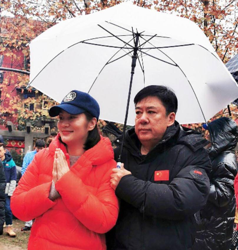 演员张潮:二婚娶小20岁娇妻,62岁再做父亲,大女儿也是知名演员_张晔子