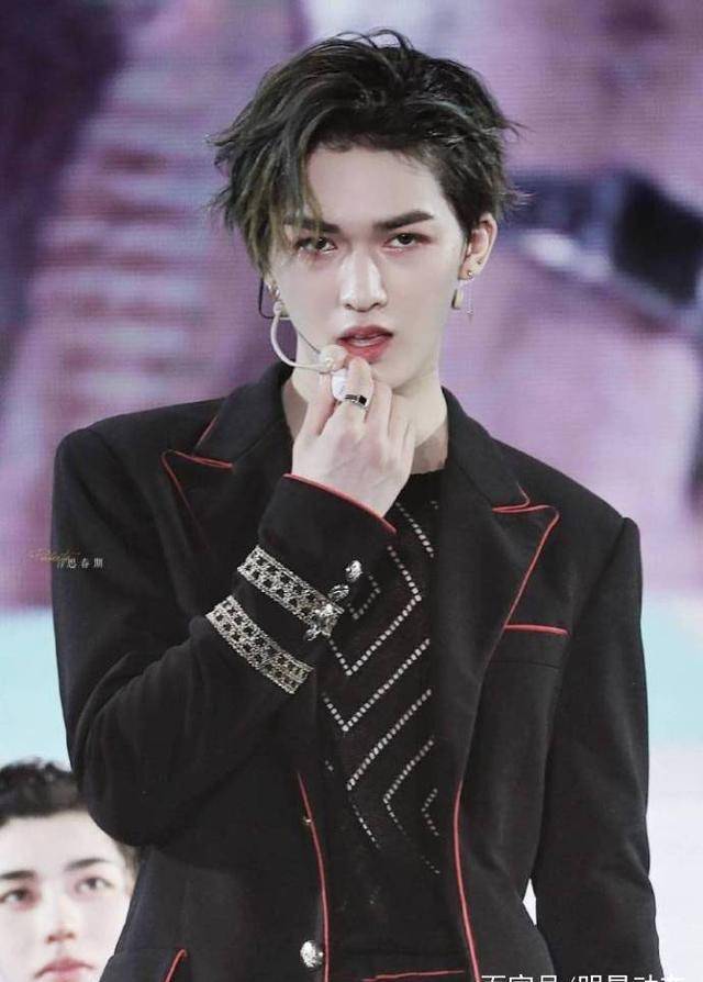 ninepercent杭州见面会上朱正廷演示涂护唇膏,超a颜值 致命眼神 招牌