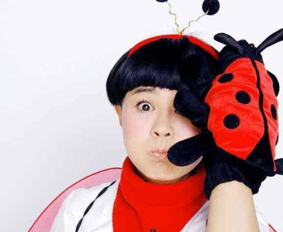 在印象中,金龟子一直都是这个发型,其他女主持人基本上都留着长发