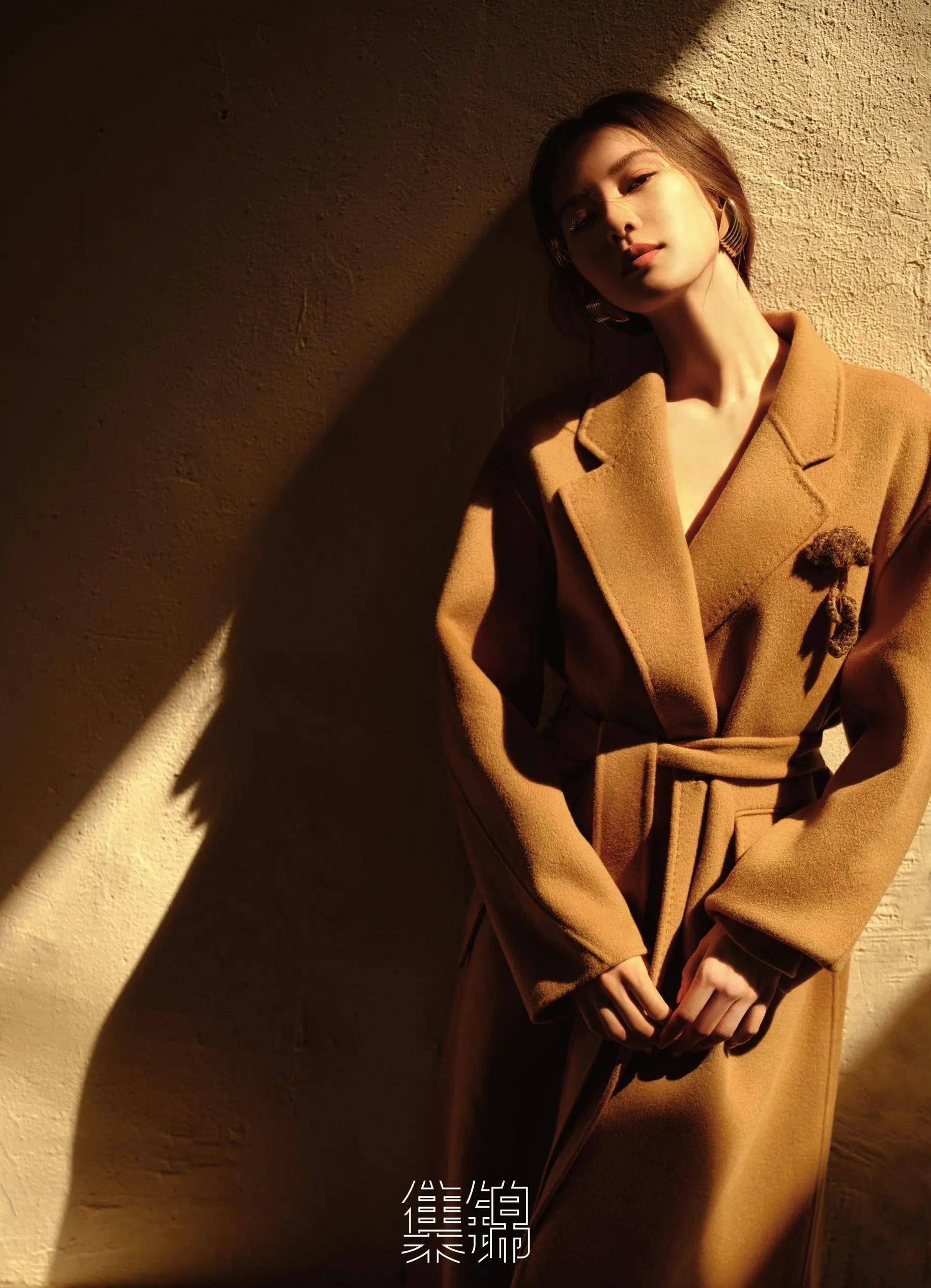 刘诗诗黑天鹅封面大片,集锦三月封面预告,快来欣赏诗诗的美背_气质