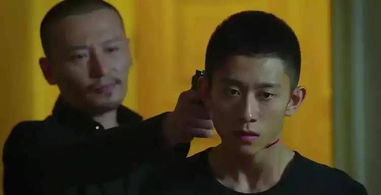 嘎子无耻！跟吴京和张一山蹭完，2万小时卖299，跟张一山的联系就不管了