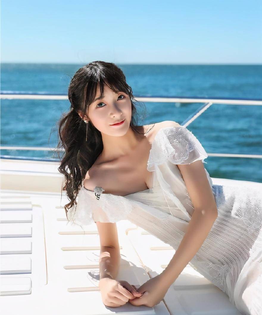 徐娇晒马蜂腰,马甲线同龄人罕见,露脐t恤打扮太招摇_时尚_好身材