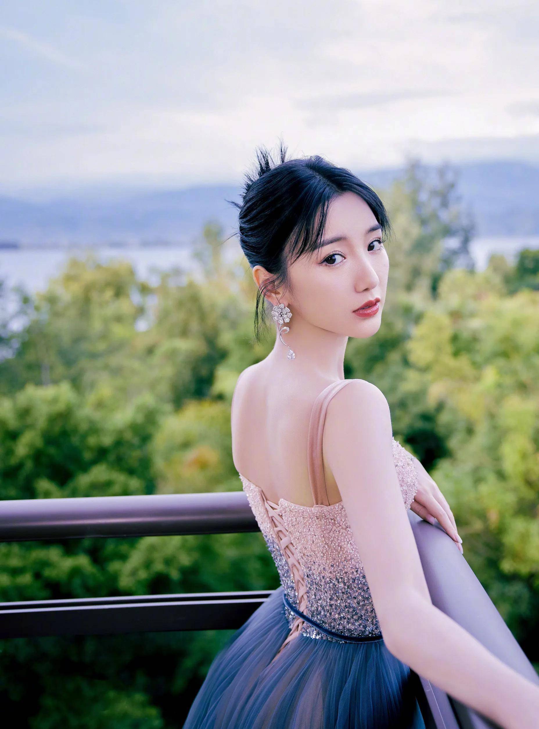 毛晓彤勇敢为爱转身,一袭白色连衣裙优雅大方变得性感迷人