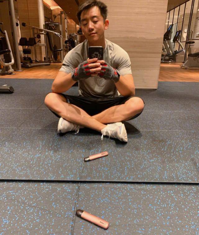 郑恺晒照拒谈与苗苗恋情,健身享受生活脸上洋溢着笑容像极了爱情_照片