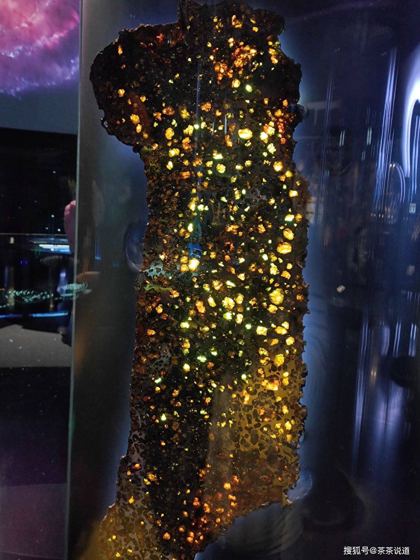 再来看一颗超级炫丽的陨石,浑身闪闪发光,像宝石一般.