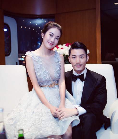 无线的力捧,搭档的都无线当红男星林峰,吴卓羲甚至是影帝吴镇宇等人