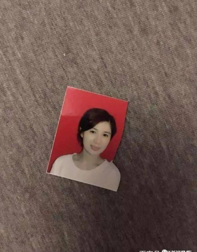 而除了亲密照,还晒了疑似两人结婚证上的证件照↓这一眼看过去,很明显