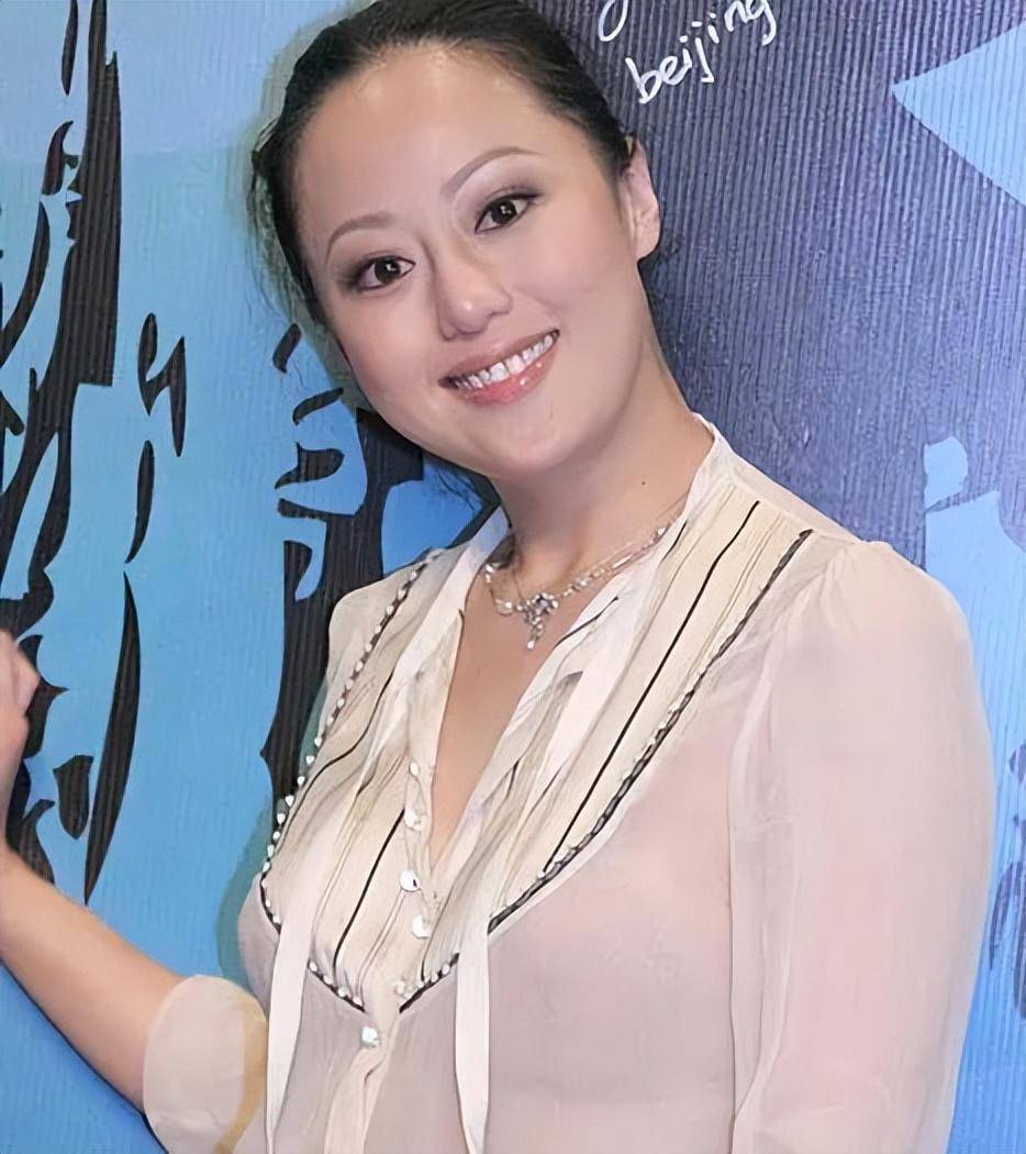 章小蕙晒素颜视频,59岁皮肤依旧细嫩,难怪曾被2位富豪猛追_钟镇涛