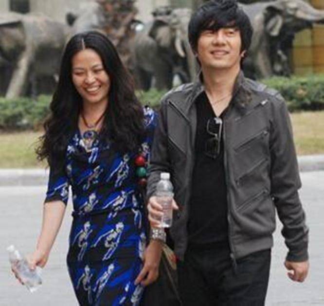 伴郑钧16年未婚生女,成婚4年遭遇分手,郑钧转身娶28岁刘芸_孙锋_女友