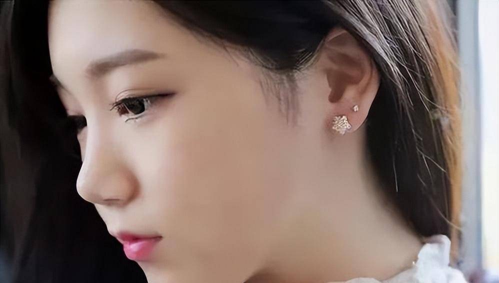 厚耳朵人的耳朵一般形状是圆的,耳垂很厚.