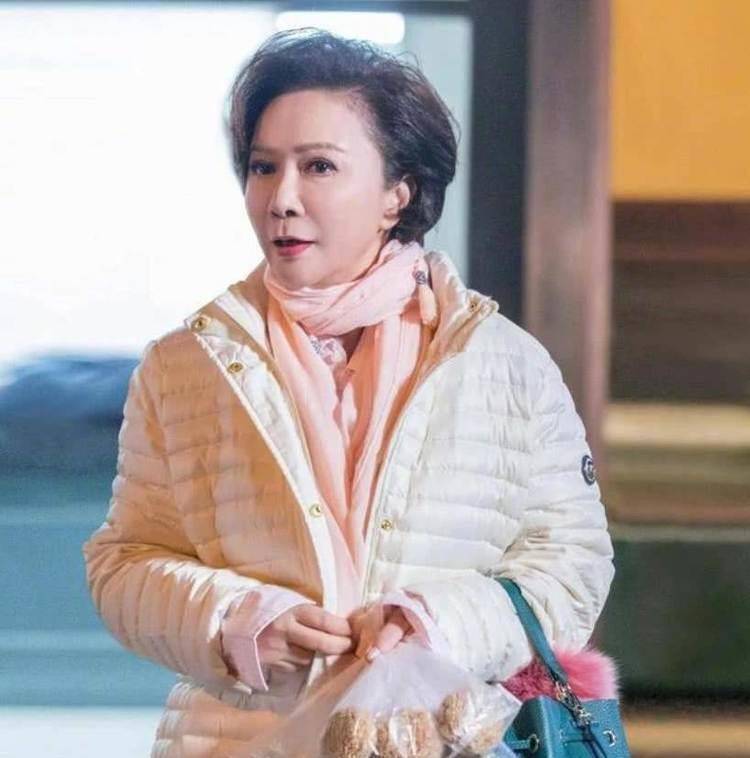 女王蔡明,悲情戏出道,给观众笑声30年,如今怎么样了_表演_郭达_春晚