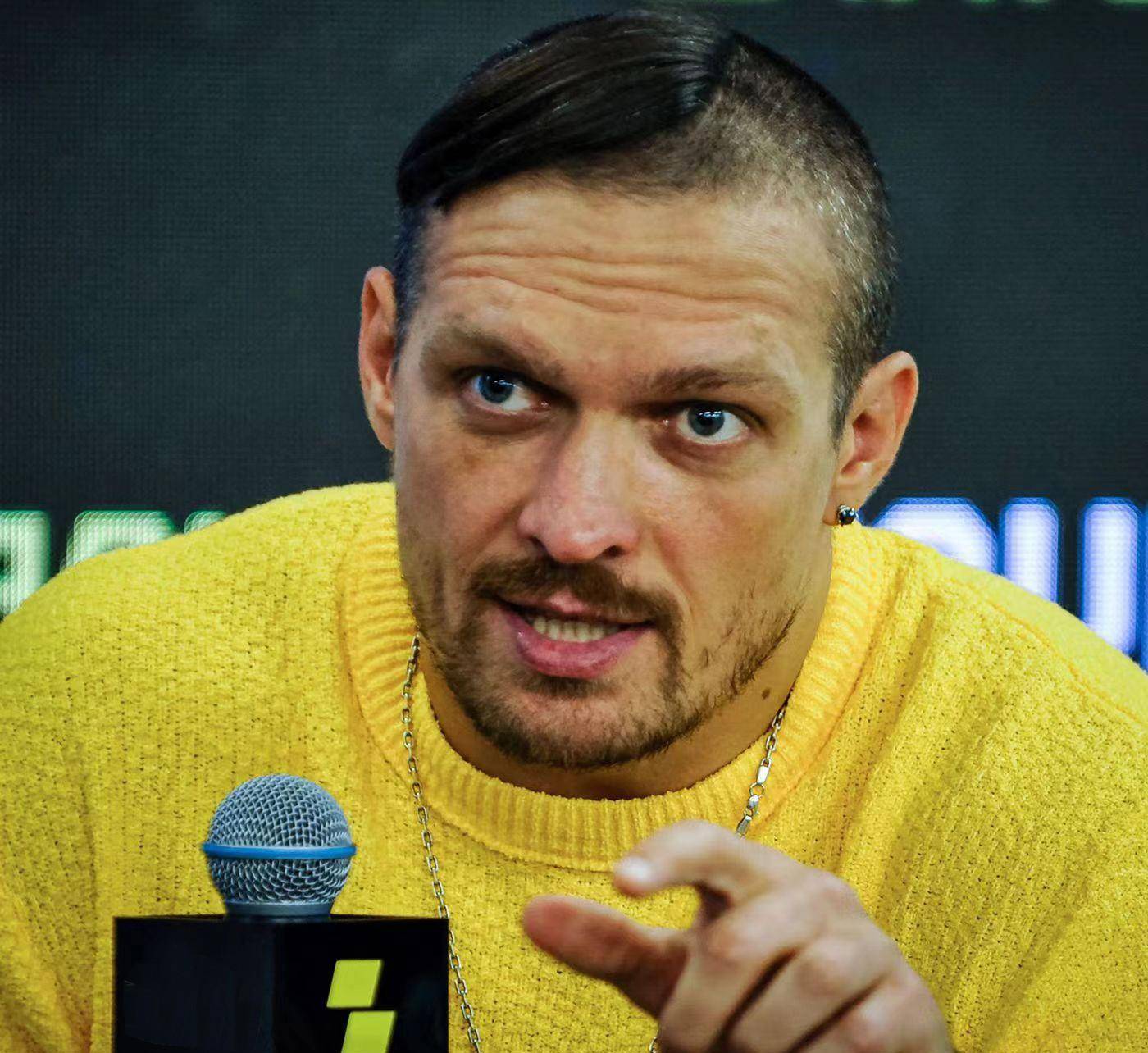 这也是一场完全不同风格之间的角逐,不知是身高马大的富里压垮乌西克?