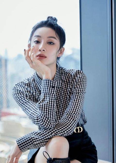 25岁孙佳雨来教你,撞色文艺的搭配超抢眼_衬衫_材质_元气