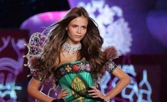 盘点维密经典救场,费尔南达流苏缠脚,泡泡莉掉鞋,哪个让你难忘_鞋子