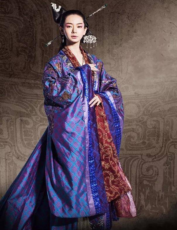 都说戚薇古装不好看,当看到她新剧的造型后,气场把