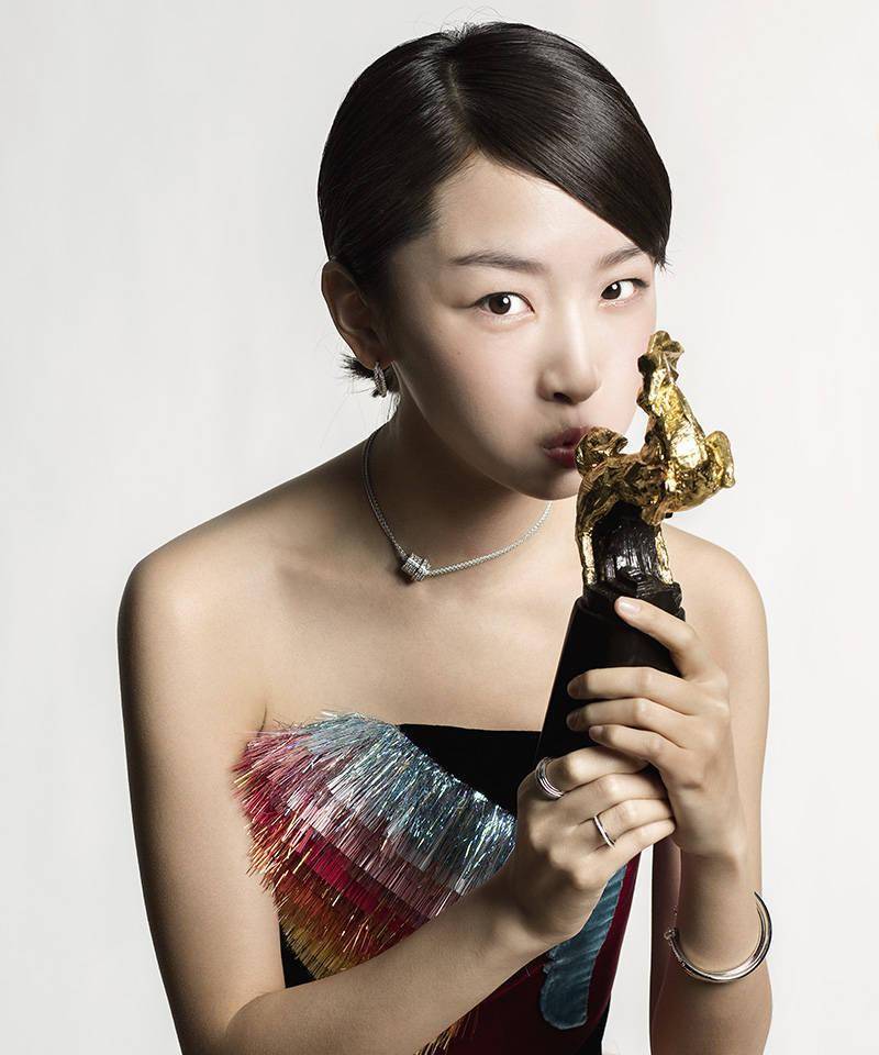 周冬雨三金影后大满贯,史上仅三人做到,强如巩俐女子也没能做到_金鸡