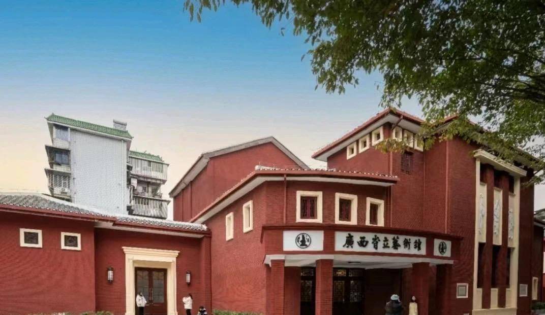 广西省立艺术馆红色外墙,成桂林新晋网红打卡点_氛围_建筑_市民
