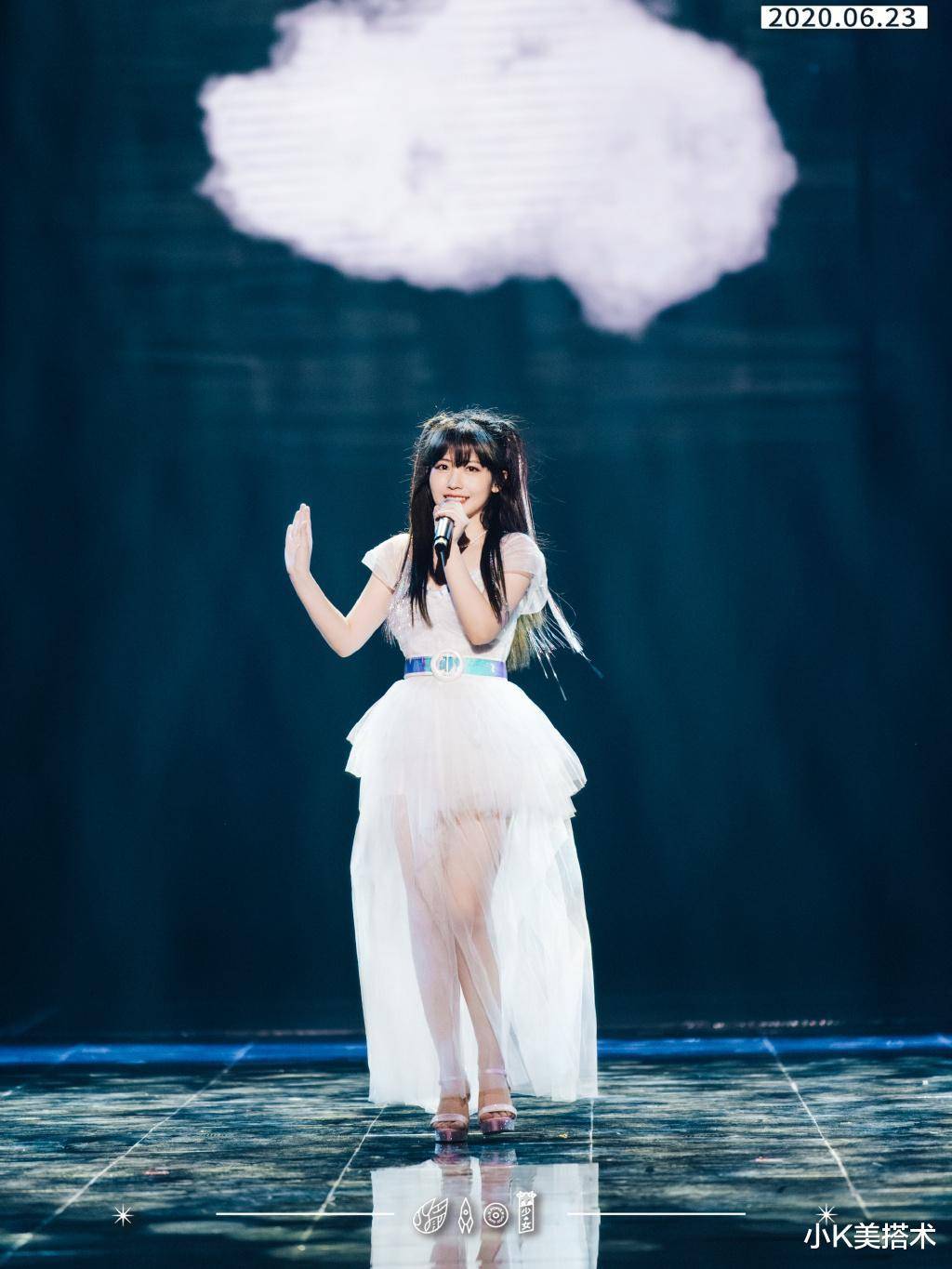 火箭少女解散典礼,吴宣仪穿抹胸裙变猫女,sunnee流苏耳环超抢镜_造型