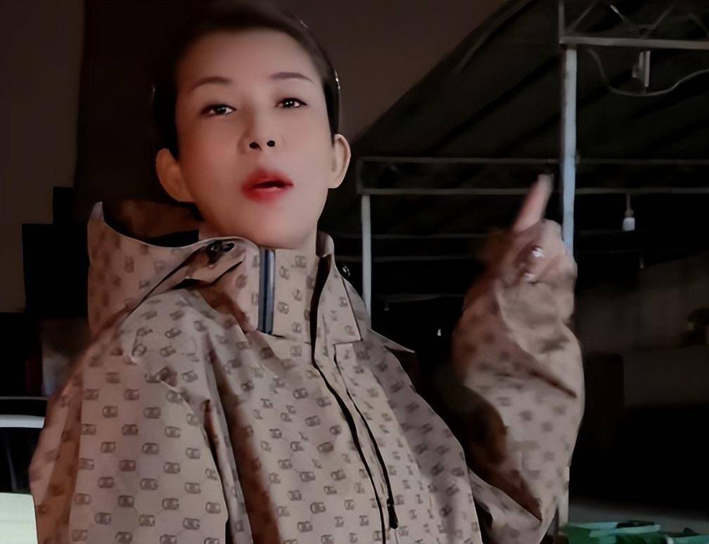 因没住进五星级酒店,网红二驴姐姐痛斥品牌方,遭大批网友嘲讽!