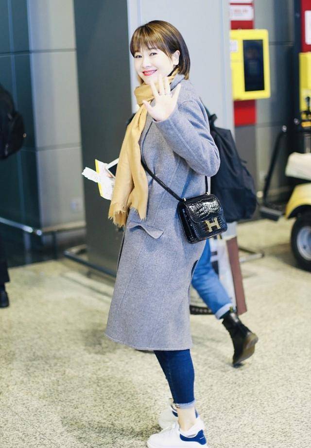 左小青私下的时候还挺文艺的,一身休闲搭配也有少女感,真挺嫩的_显得