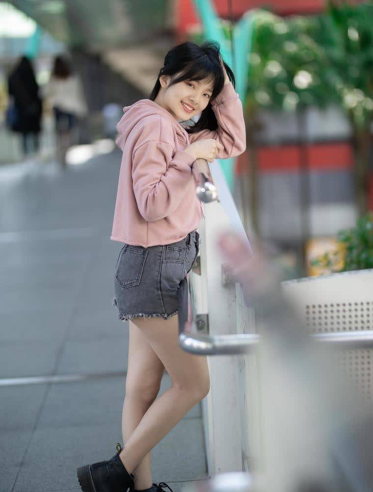 街拍:时尚热裤搭配粉色卫衣,帅气休闲范十足,不失甜美的感觉
