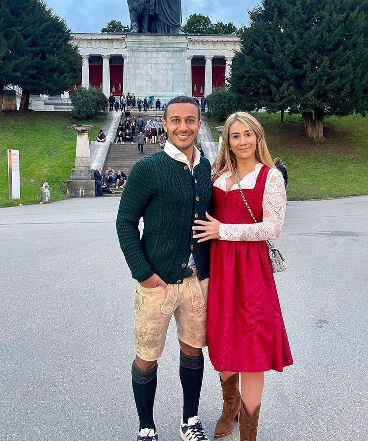 蒂亚戈与女子,总感觉哪里怪怪的c罗与友人开怀大笑卢卡库与恰尔汗奥卢