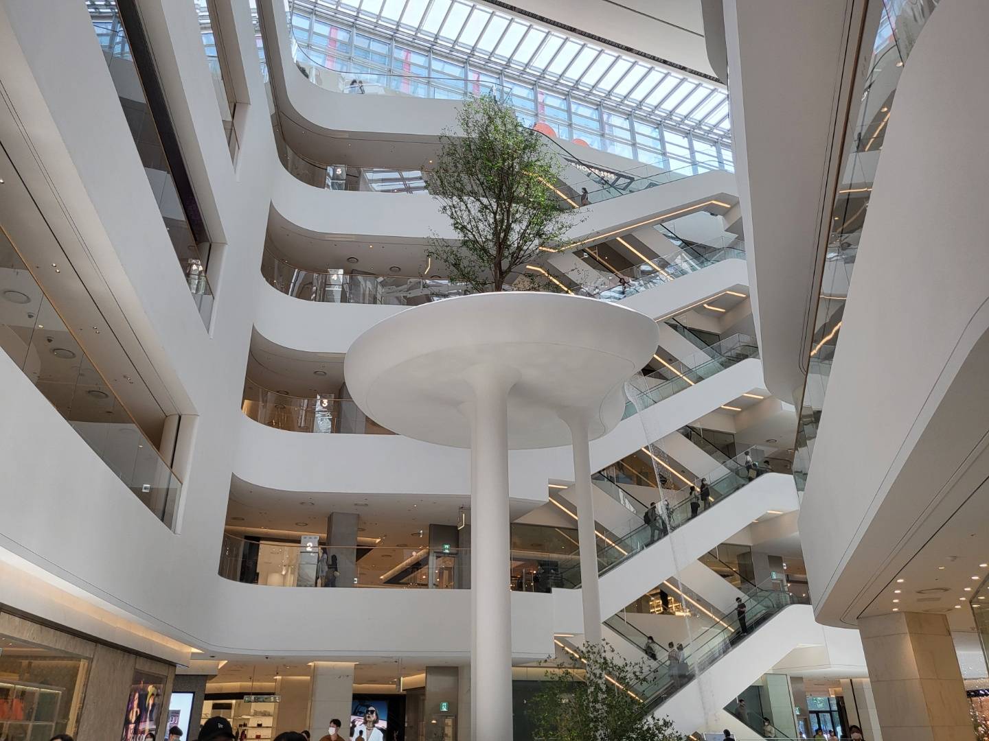 作为受mz一代喜爱的韩国百货店,现代百货首尔最吸引人的特色之一就是