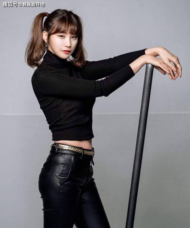 韩国知名女星柳仁英在泳装写真中大秀性感身材,网友大呼:omg!