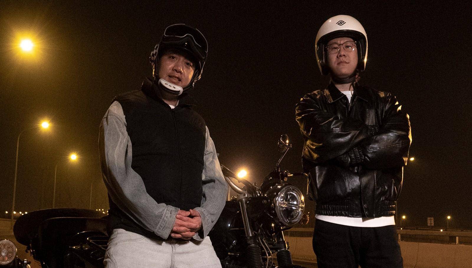 郭德纲徒弟深夜玩摩托,德云社粉丝坐不住:你敢开三哥的车?