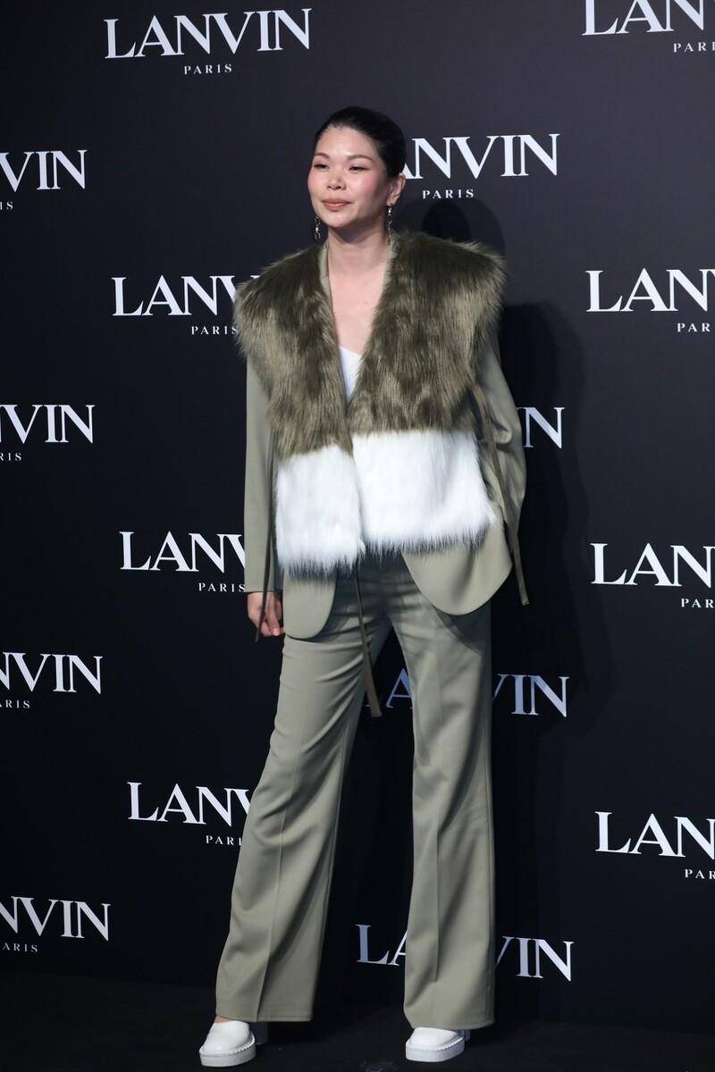 吕燕的气质真独特,红唇配白裤就能穿出高级感,这不愧是一代超模