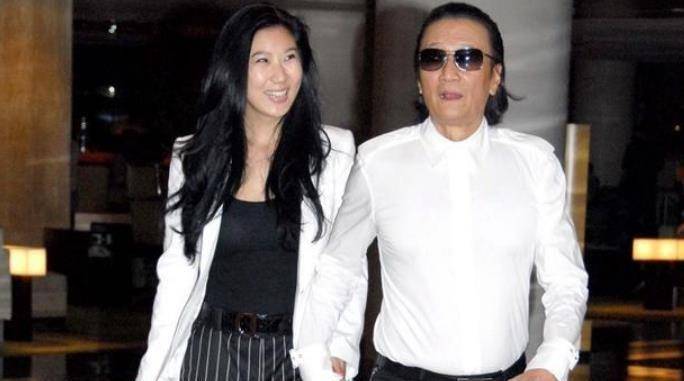 谢贤摘掉墨镜:新片宣传真面目老态尽显,瘦成皮包骨_感情_事业_女朋友