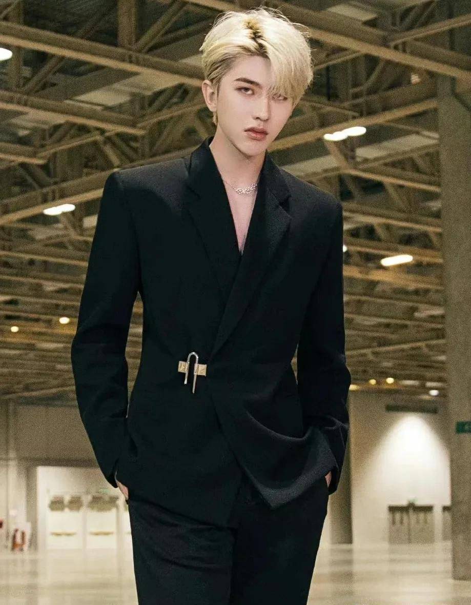 肖战王一博堪称洗洁精,白敬亭太有魅力_造型_感觉_舞台