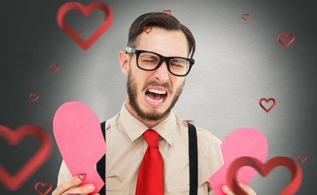 让一个男人如此不顾一切的放声大哭,只能说这个社会病了,再珍贵的感情