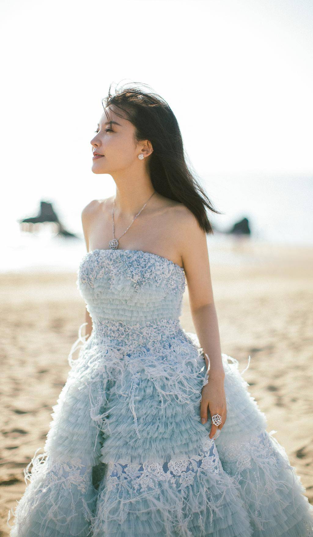 杨子姗身穿白色蕾丝连衣裙文艺优雅,而一袭抹胸礼服裙梦幻时髦!