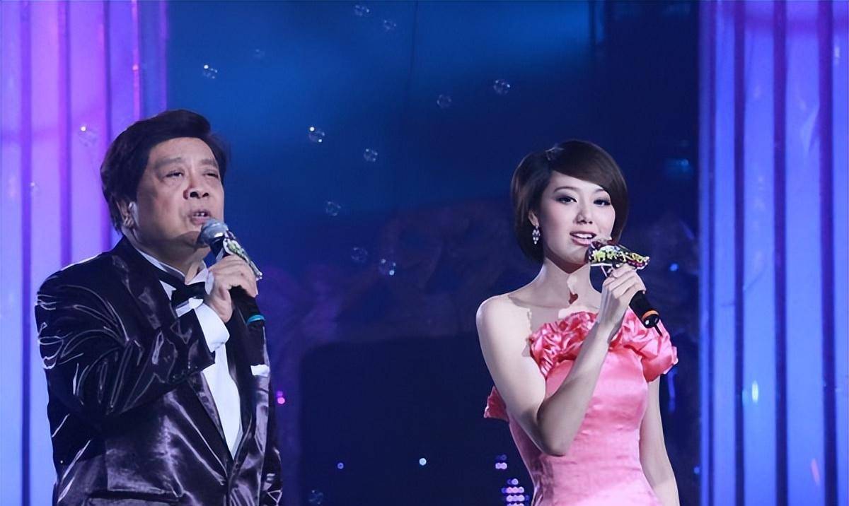 央视主持人王冠:与曹可凡传绯闻,被母亲催婚,39岁未婚也很幸福_节目