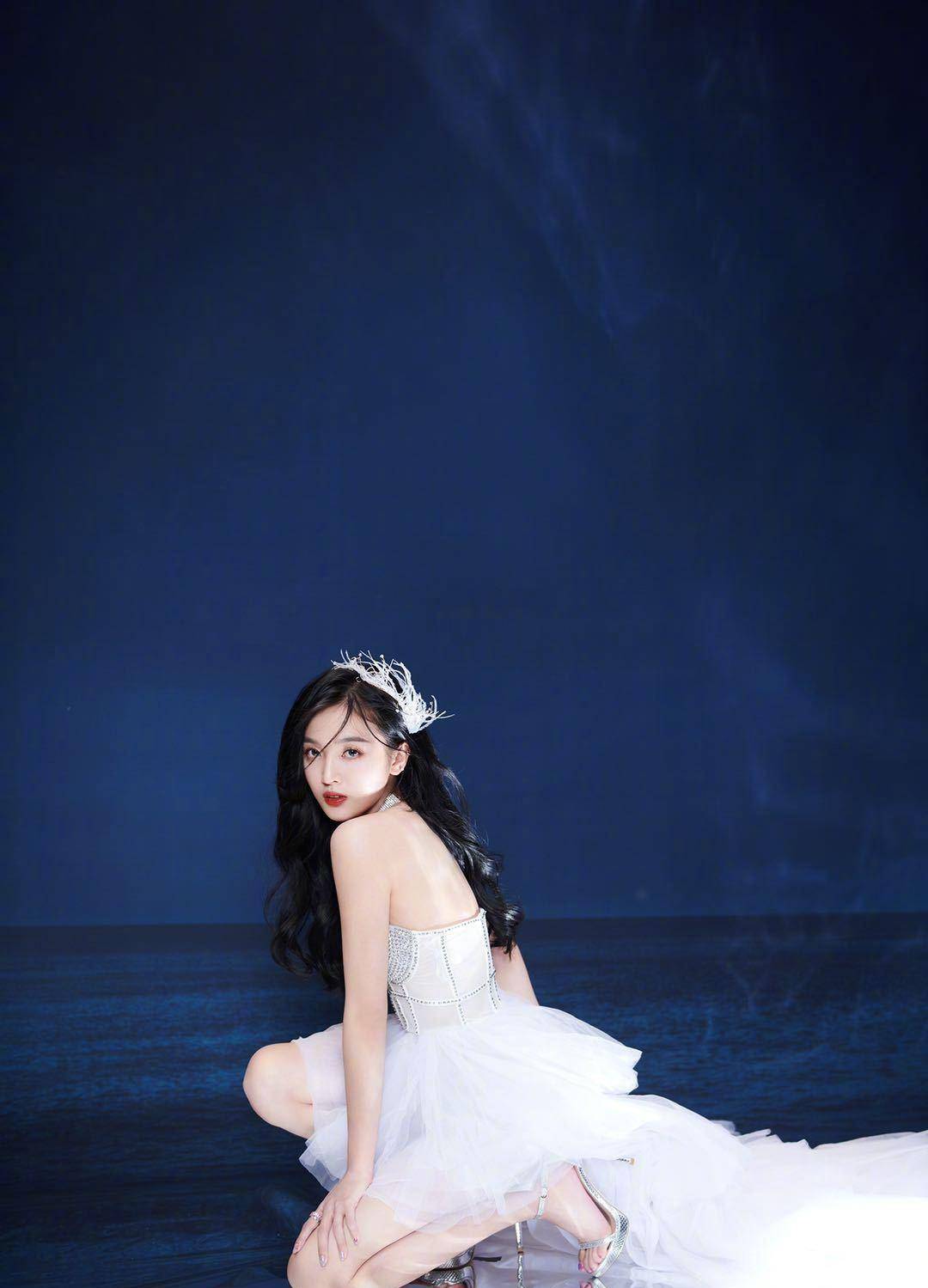 吴宣仪晒出婚纱款式,白色皮革蕾丝裙,甜美的范又甜公主和仙女