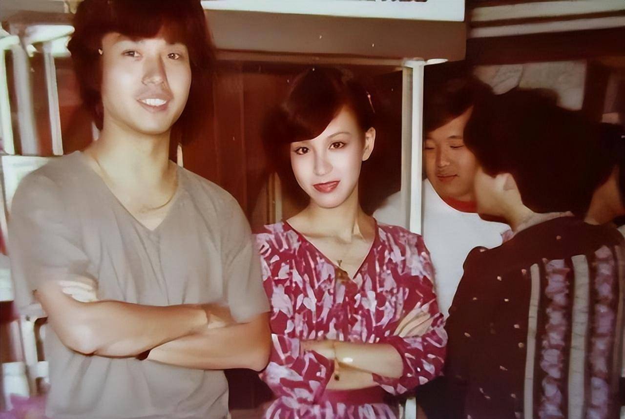 看看伍卫国这么多年前的老相片,伍卫国是这样英俊!_网友_气质_剧集