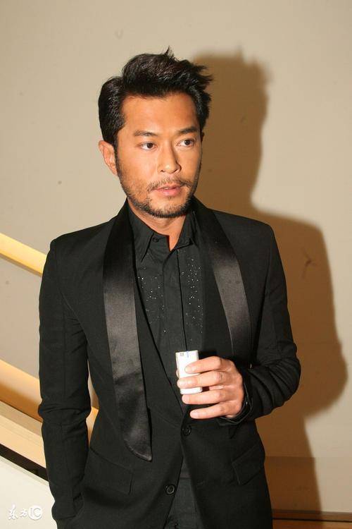 男明星留胡子堪比整容,王宝强帅到没边,肖战像换了一张脸_造型_胡歌