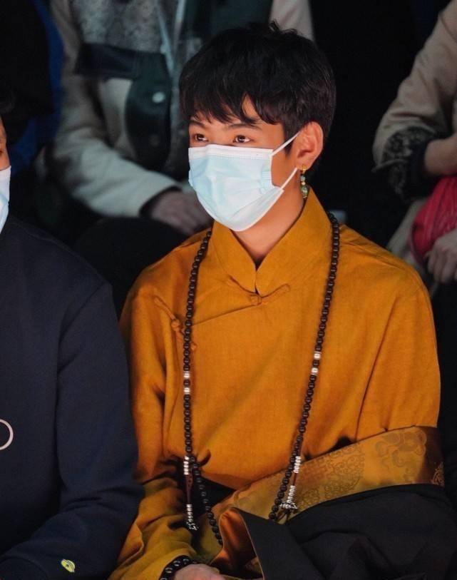 穿黑西装戴松绿石耳环,颜值圈内少有_造型_黑色_剪裁