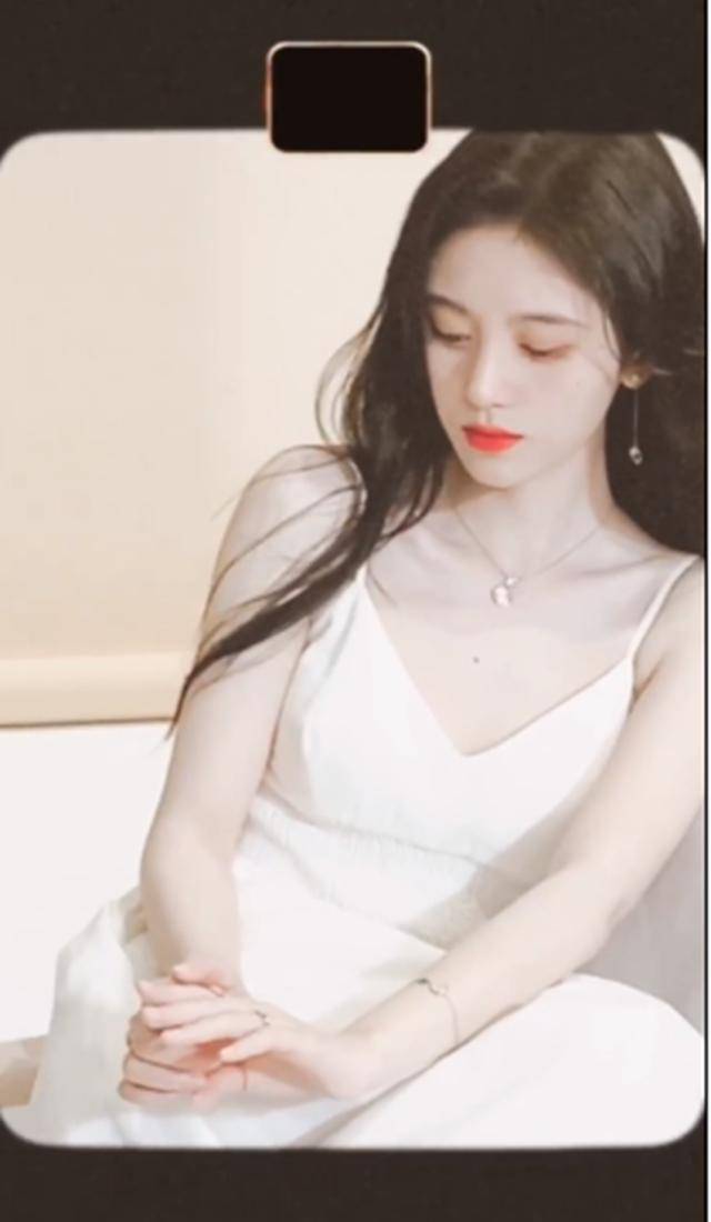 鞠婧祎挑战吊带裙,大v领"狂秀锁骨",网友:真当自己没男粉?