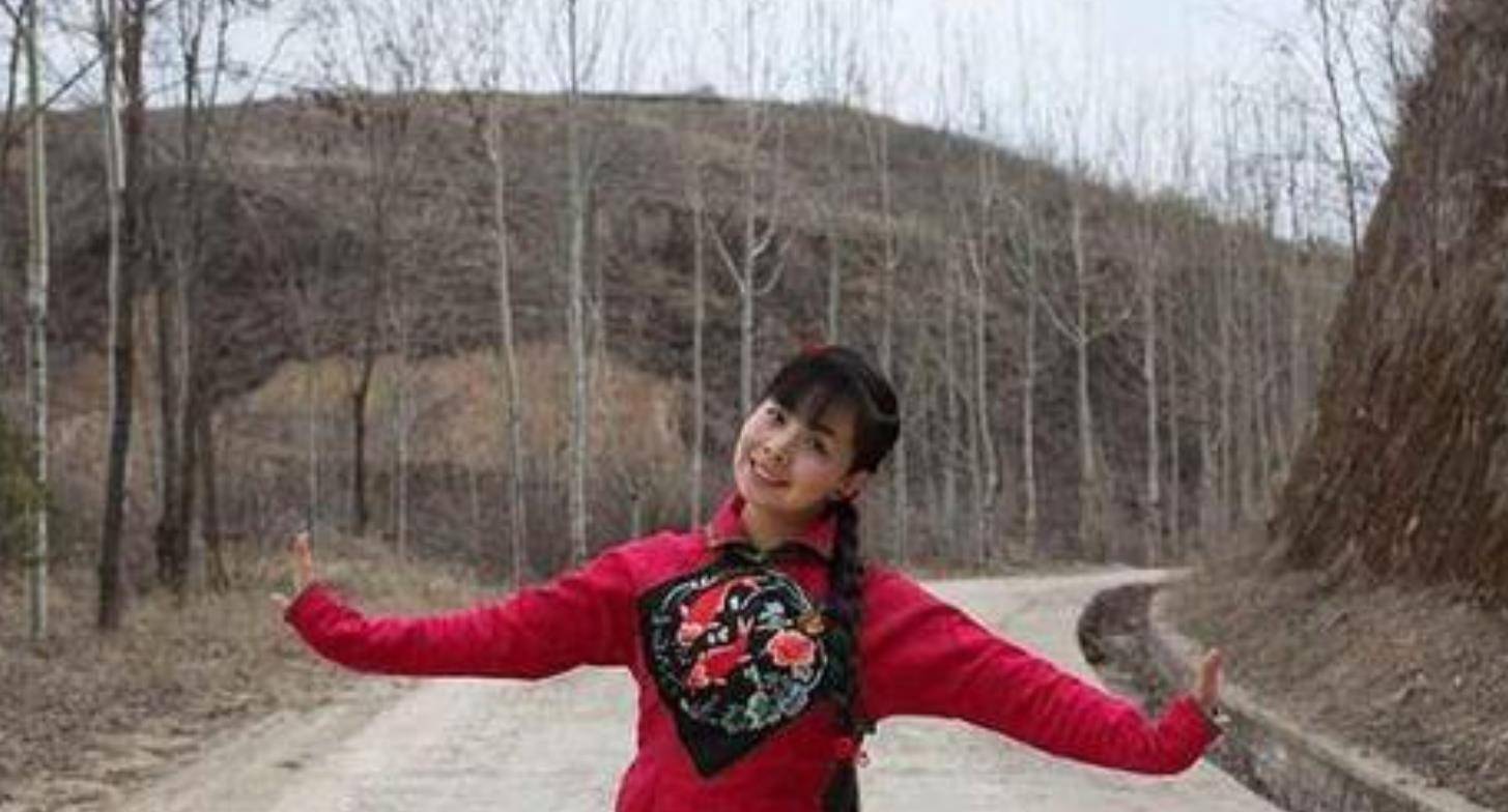 后因买不起房回乡种田,放牛带娃已是日常_王二妮_生活_农村