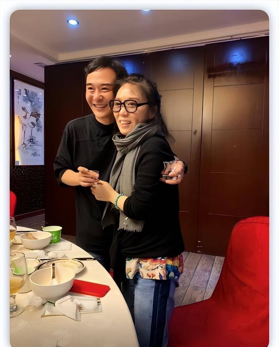 "国家一级演员"吴琼嫁给了相恋19年的小15岁老公,可惜他至今没有孩子