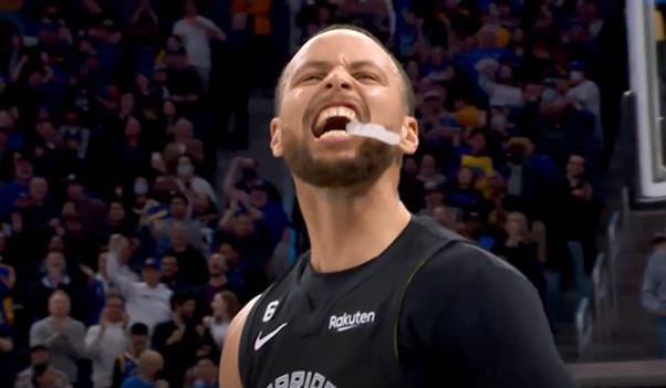 霸气,还有点可爱!库里上演救命封盖,随后咬着牙套庆祝:差点就掉出来了