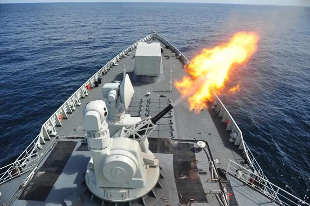 (052d型驱逐舰上的730近防炮开火)1130近防炮虽然被称为"万发炮",但