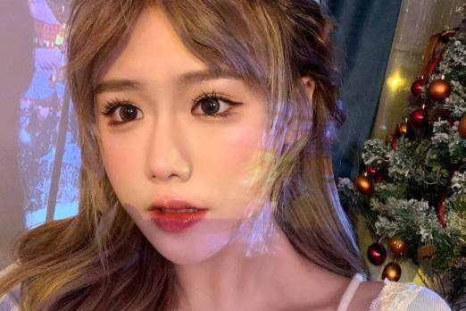 起司姨太晒自拍,看她一头红发的造型,网友:这发量真实的吗?