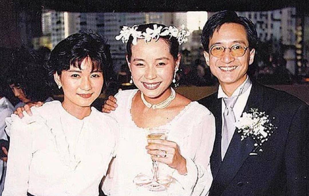 叶童60岁生日合照曝光满头白发,嫁给豪门初恋35年过得不幸福吗?